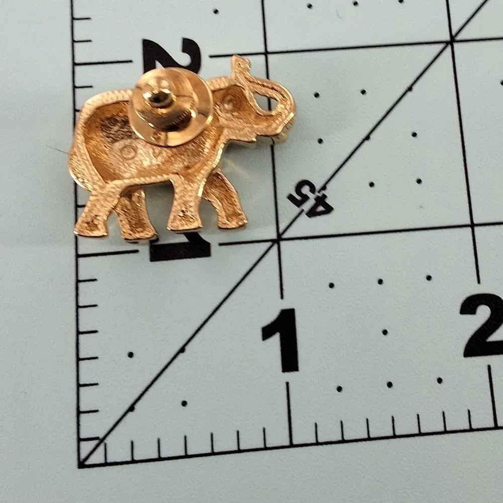 Vintage Avon Gold Tone Red Enamel Grid Elephant Brooch Pin Matching Set 2pc